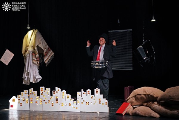 哈福配资 走出动荡年代，她用一部独角戏回溯智利女性的不屈历史